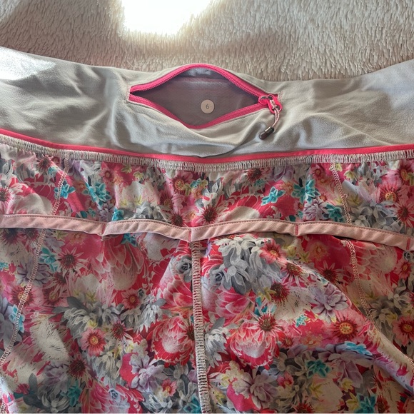 Floral Lululemon Runspeed Shorts. Size 6. COLLECTORS PRINT - Picture 4 of 4